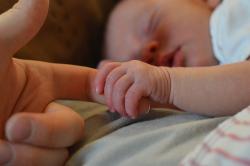 В Великобритании одобрили технологию рождения детей с использованием ДНК от трех родителей