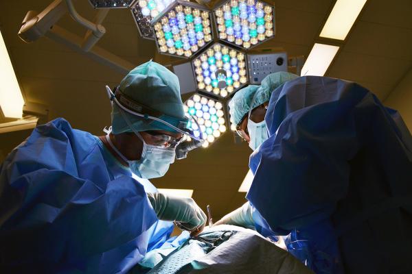 Израильские врачи провели операцию на позвоночнике полностью бодрствующего пациента